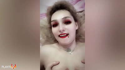 Ivan Helsing cruaidh fucks a sexy vampire agus a 'tighinn air a h-asal